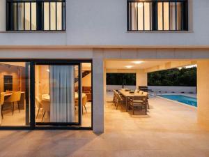 Holiday Home Brandneue Villa -beheizter Pool mit schönem Meerblick by Interhome