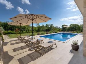 Holiday Home Schone Villa mit Pool- Meerblick- Strand by Interhome