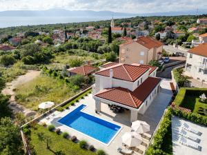 Holiday Home Schone Villa mit Pool- Meerblick- Strand by Interhome