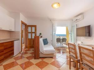 Apartment Wohnung mit Terrasse und Meerblick by Interhome