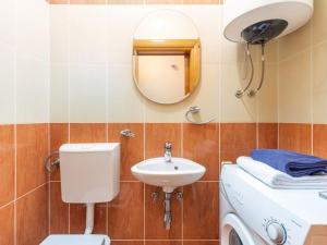 Apartment Wohnung mit Terrasse und Meerblick by Interhome