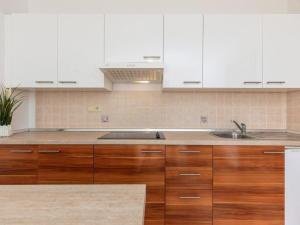 Apartment Wohnung mit Balkon und Meerblick by Interhome