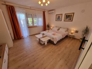 Apartment Bruno mit Blick auf das Wasser by Interhome