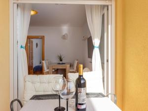 Apartment Wohnung mit Terrasse und Meerblick by Interhome