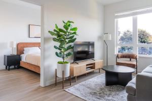 Blueground Old San Leandro BBQ nr Lake Chabot SFO-1952