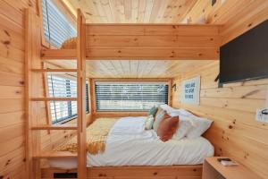 Luxury Waterfront Cabin 9 Located Near the Road