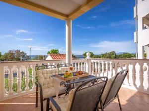 Apartment Wohnung mit Balkon und Meerblick by Interhome