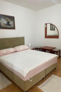 Apartment mit Blick auf das Wasser by Interhome