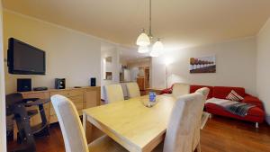 strandnahe FeWo mit 2 Schlafzimmern und Terrasse oder Balkon, Caspar David, Binz