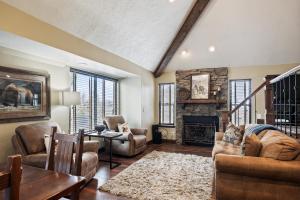 Canyons Retreat, Alpine Charm, Shared Hot Tub Pool, Sleeps 10, Cozy Fireplace, Gourmet Dining Steps Away