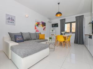 Holiday Home mit Privatpool für 16 Personen ca- 160 m² in Novalja- Adriaküste Kroatien by Interhome