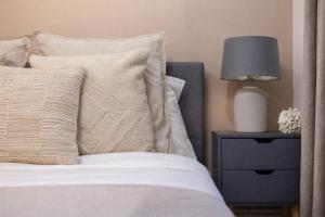 Contemporary 2 Bed Flat by Richmond Park