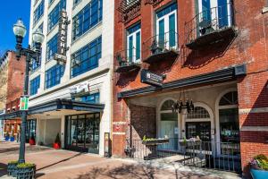 Old City-7 Min to Neyland- Walk to Eat and Drink