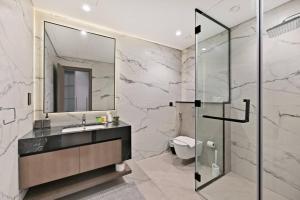 Luxury 1BR at Royal Regency, Refined City Living