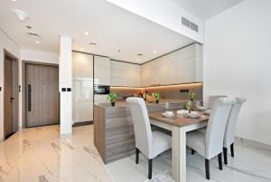 Luxury 1BR at Royal Regency, Refined City Living
