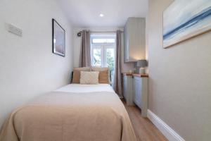Contemporary 2 Bed Flat by Richmond Park
