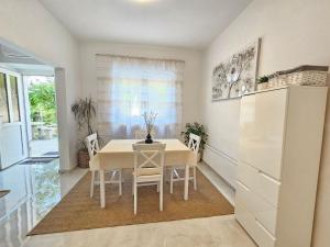 Apartment Wohnung mit Terrasse- 200m vom Strand entfernt by Interhome