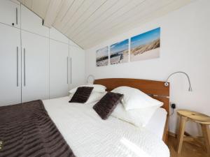 Apartment mit Blick auf das Wasser by Interhome