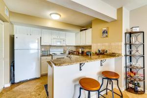 3 Mi to Dtwn Fort Myers: Condo w Pool Access