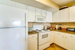 3 Mi to Dtwn Fort Myers: Condo w Pool Access