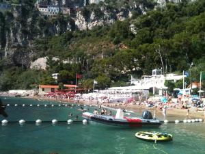 Nice Petite maison mitoyenne avec piscine