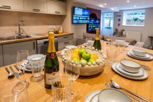 Fantastic 6-bedroom house close to Shrewsbury town - Pass the Keys