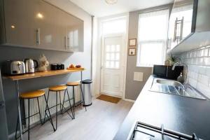 Bright 5BR Home -WiFi & Parking