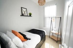 Modern 5BR Home -Fast WiFi & Parking