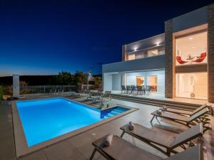 Holiday Home Luxuriöse Villa Royal I mit privatem Pool by Interhome