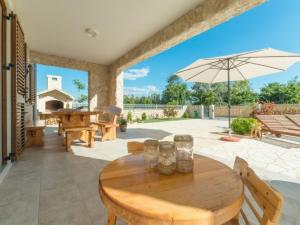 Holiday Home Steinvilla mit Pool- Meerblick- Nähe Sandstrand by Interhome