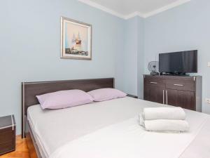 Holiday Home Holiday home Suric by Interhome