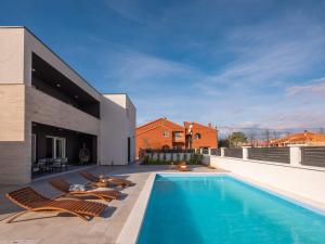 Holiday Home Villa in Strandnähe- Pool- Kinderspielplatz by Interhome