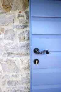 Holiday Home Traditionelles Steinhaus am Meer in Preko by Interhome