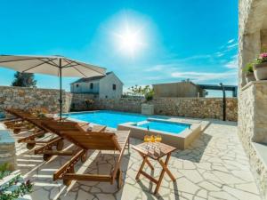 Holiday Home Villa mit beheiztem Pool- schöne Aussicht- Strandnähe by Interhome