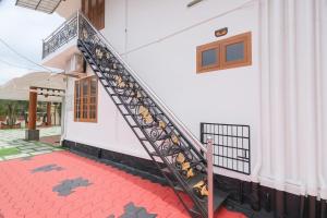 Luxury Oasis 3BR AC Villa- Garden & Balcony Lounge