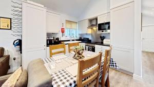 Low Lake Lodge - Lakeside - Part of the The Bay Filey Holiday Village with pool, gym and direct beach access, pub, restaurant, tennis and meadows walks