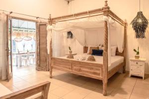 2 BR Central Seminyak Villa Hibiscus Walk to shop and Beach