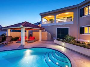 Holiday Home Luxuriöses Ferienhaus mit Pool direkt am Meer by Interhome