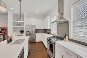 Stylish Townhome w Rooftop Views Near Broadway