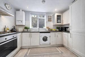 Charming Apartment in West Kensington with Free Parking by Yoko Property