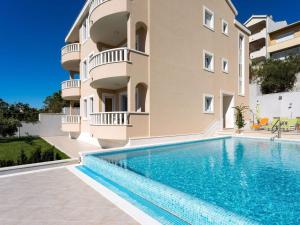 Apartment in Dugi Rat mit Großer Terrasse by Interhome