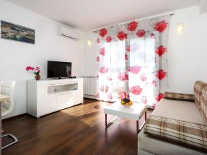 Apartment in Dugi Rat mit Großer Terrasse by Interhome