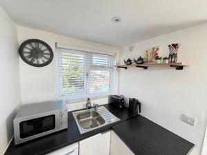 Modern City Studio Free Parking Close to Station