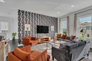 2 Stylish Townhomes w Rooftop Views Near Broadway