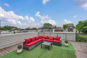 2 Stylish Townhomes w Rooftop Views Near Broadway