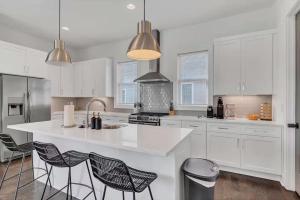 2 Stylish Townhomes w Rooftop Views Near Broadway
