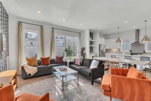 2 Stylish Townhomes w Rooftop Views Near Broadway