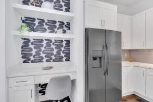 2 Stylish Townhomes w Rooftop Views Near Broadway
