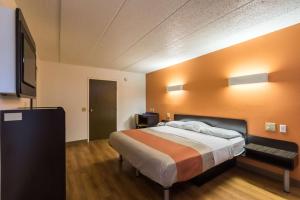 King Room - Non-Smoking room in Motel 6-Crawfordsville IN