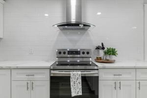 Zen Work RetreatSleeps10 Min to Mall& Conv Ctr